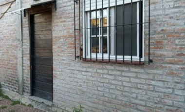 WILDE OESTE. VENTA DE LOTE DE 250 M2 CON 2 DUPLEX A TERMINAR Y CASA DE 3 AMBIENTES A REFACCIONAR.