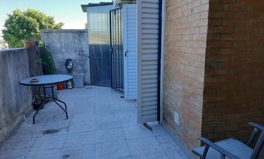 RETASADO VENDO departamento dos dormitorios. escritorio , doble ingreso , cochera , zona centro!