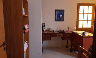 RETASADO VENDO departamento dos dormitorios. escritorio , doble ingreso , cochera , zona centro!