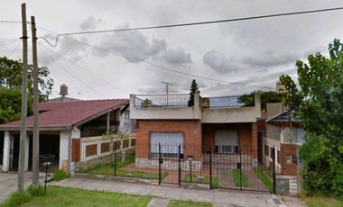 FINANCIA O PERMUTA! - Amplia Casa sobre lote de 10x30 en MorÃ³n!