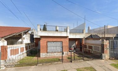FINANCIA O PERMUTA! - Amplia Casa sobre lote de 10x30 en MorÃ³n!
