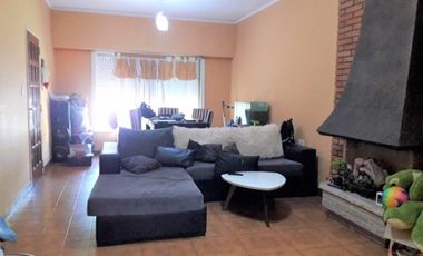 FINANCIA O PERMUTA! - Amplia Casa sobre lote de 10x30 en MorÃ³n!