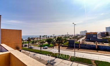 Amplia casa en venta Av. Las Palmeras