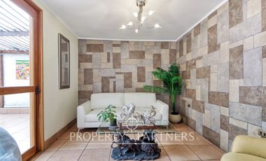 Amplia casa en venta Av. Las Palmeras