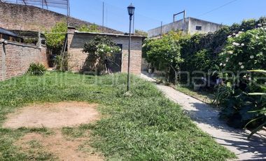 NUEVO PRECIO: VENDO IMPORTANTE CASA ANTIGUA CON FONDO CON VERDE - en pleno Centro, zona Plaza Saenz PeÃ±a