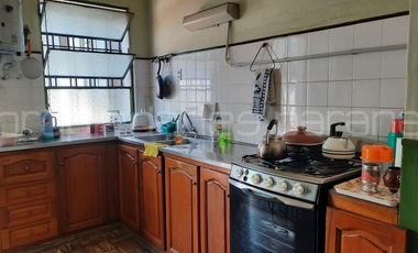 NUEVO PRECIO: VENDO IMPORTANTE CASA ANTIGUA CON FONDO CON VERDE - en pleno Centro, zona Plaza Saenz PeÃ±a