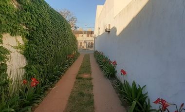VENDO CASA CON COMPLEJO DE COCHERAS BARRIO MERCANTIL