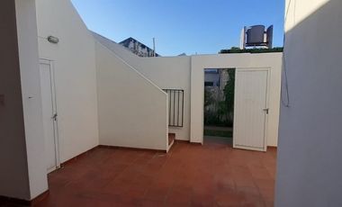 VENDO CASA CON COMPLEJO DE COCHERAS BARRIO MERCANTIL
