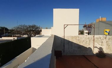 VENDO CASA CON COMPLEJO DE COCHERAS BARRIO MERCANTIL