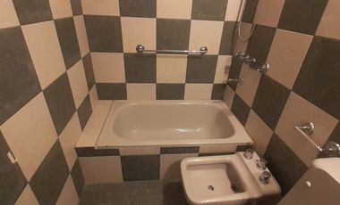 VENDO CASA CON COMPLEJO DE COCHERAS BARRIO MERCANTIL