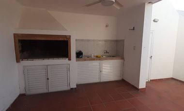 VENDO CASA CON COMPLEJO DE COCHERAS BARRIO MERCANTIL