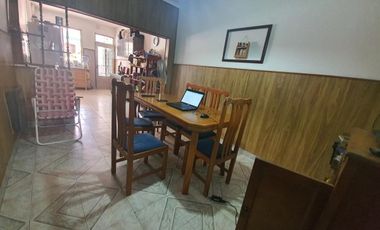 VENDO O PERMUTO CASA 5 DORMITORIOS, 3 BAÃOS, COCHERA, PATIO CON CHURRASQUERA. U$S 98.000.-