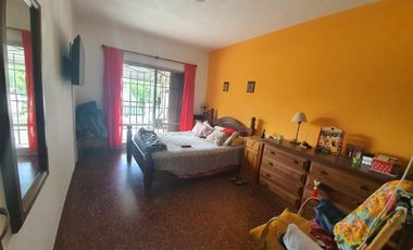 VENDO O PERMUTO CASA 5 DORMITORIOS, 3 BAÃOS, COCHERA, PATIO CON CHURRASQUERA. U$S 98.000.-