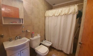 VENDO O PERMUTO CASA 5 DORMITORIOS, 3 BAÃOS, COCHERA, PATIO CON CHURRASQUERA. U$S 98.000.-