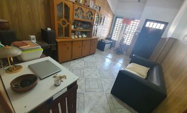 VENDO O PERMUTO CASA 5 DORMITORIOS, 3 BAÃOS, COCHERA, PATIO CON CHURRASQUERA. U$S 98.000.-