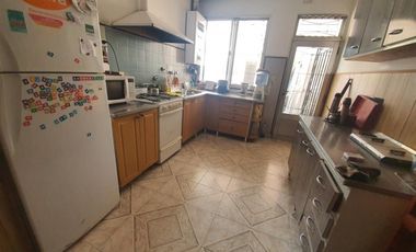 VENDO O PERMUTO CASA 5 DORMITORIOS, 3 BAÃOS, COCHERA, PATIO CON CHURRASQUERA. U$S 98.000.-