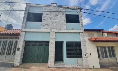 VENDO O PERMUTO CASA 5 DORMITORIOS, 3 BAÃOS, COCHERA, PATIO CON CHURRASQUERA. U$S 98.000.-