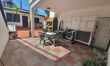 VENDO O PERMUTO CASA 5 DORMITORIOS, 3 BAÃOS, COCHERA, PATIO CON CHURRASQUERA. U$S 98.000.-
