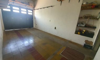 VENDO O PERMUTO CASA 5 DORMITORIOS, 3 BAÃOS, COCHERA, PATIO CON CHURRASQUERA. U$S 98.000.-