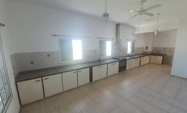 VENDO O PERMUTO ESPECTACULAR INMUEBLE. PILETA, QUINCHO, PARQUE