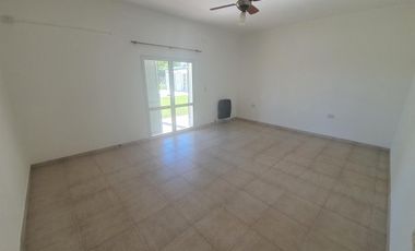 VENDO O PERMUTO ESPECTACULAR INMUEBLE. PILETA, QUINCHO, PARQUE