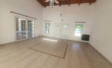 VENDO O PERMUTO ESPECTACULAR INMUEBLE. PILETA, QUINCHO, PARQUE
