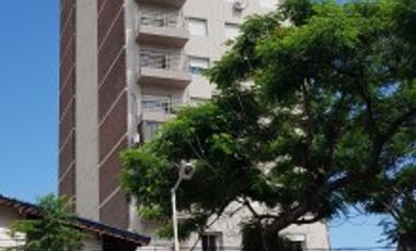 VENDO SEMIPISO. 4 DORMITORIOS, COCHERA. ZONA PARQUE U$S 130.000.-