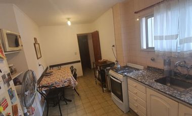 VENDO SEMIPISO. 4 DORMITORIOS, COCHERA. ZONA PARQUE U$S 130.000.-