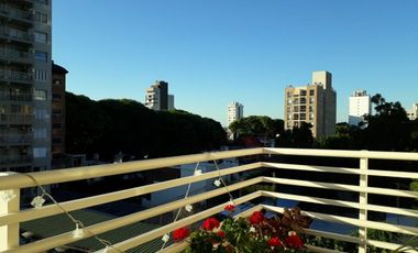 VENDO SEMIPISO. 4 DORMITORIOS, COCHERA. ZONA PARQUE U$S 130.000.-