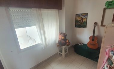 VENDO SEMIPISO. 4 DORMITORIOS, COCHERA. ZONA PARQUE U$S 130.000.-