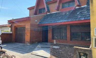 Venta excelente casa en 2 Plantas con 3 baÃ±os, fondo, jardÃ­n y cochera