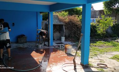 Venta excelente casa en 2 Plantas con 3 baÃ±os, fondo, jardÃ­n y cochera