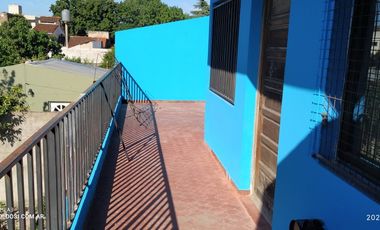 Venta excelente casa en 2 Plantas con 3 baÃ±os, fondo, jardÃ­n y cochera