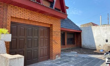 Venta excelente casa en 2 Plantas con 3 baÃ±os, fondo, jardÃ­n y cochera