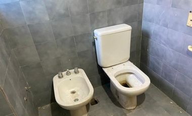 Venta excelente casa en 2 Plantas con 3 baÃ±os, fondo, jardÃ­n y cochera