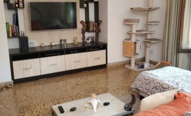 Amplia casa en primer piso !! Lopez 1196