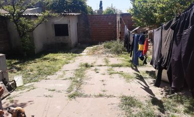 CASA CON LOCAL 4 AMBIENTES - GONZALEZ CATAN