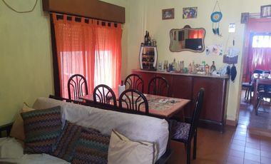 CASA CON LOCAL 4 AMBIENTES - GONZALEZ CATAN