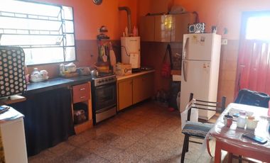 CASA CON LOCAL 4 AMBIENTES - GONZALEZ CATAN