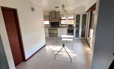 CASA MINIMALISTA. GONZALEZ CHAVES AL 2500