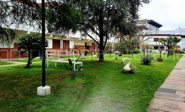 OPORTUNIDAD: VENDO LINDA CASA EN ZONA PARQUE, EN HERMOSO ENTORNO VERDE - 3 Dormitorios y Cochera