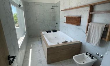 SE VENDE CASA A ESTRENAR PUERTO URQUIZA