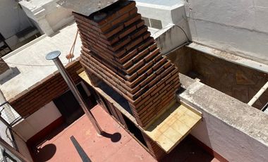 RETASADO ! IMPERDIBLE OPORTUNIDAD VENDO CASA A METROS DE LA PLAZA DE MAYO Y PEATONAL APTA CREDITO