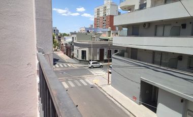 RETASADO ! IMPERDIBLE OPORTUNIDAD VENDO CASA A METROS DE LA PLAZA DE MAYO Y PEATONAL APTA CREDITO
