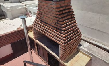 RETASADO ! IMPERDIBLE OPORTUNIDAD VENDO CASA A METROS DE LA PLAZA DE MAYO Y PEATONAL APTA CREDITO