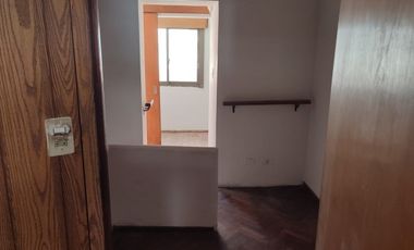 RETASADO ! IMPERDIBLE OPORTUNIDAD VENDO CASA A METROS DE LA PLAZA DE MAYO Y PEATONAL APTA CREDITO