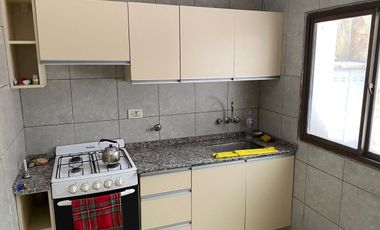 RETASADO ! IMPERDIBLE OPORTUNIDAD VENDO CASA A METROS DE LA PLAZA DE MAYO Y PEATONAL APTA CREDITO