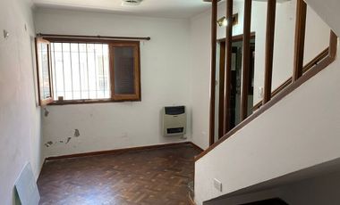 RETASADO ! IMPERDIBLE OPORTUNIDAD VENDO CASA A METROS DE LA PLAZA DE MAYO Y PEATONAL APTA CREDITO