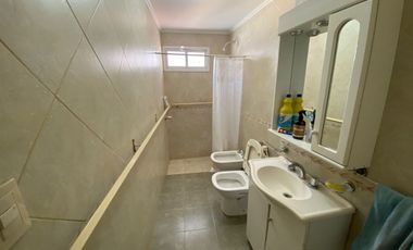 RETASADO ! IMPERDIBLE OPORTUNIDAD VENDO CASA A METROS DE LA PLAZA DE MAYO Y PEATONAL APTA CREDITO