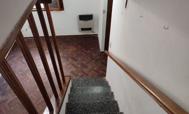 RETASADO ! IMPERDIBLE OPORTUNIDAD VENDO CASA A METROS DE LA PLAZA DE MAYO Y PEATONAL APTA CREDITO